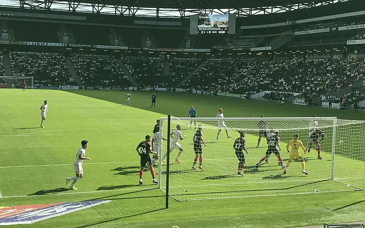 球场大屏幕上的积分榜实拍(净胜球:好用的杠杆,也有副作用)